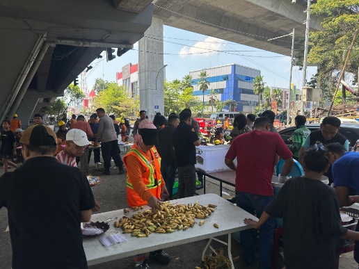 Kegiatan sosial Ditbinmas Polda Sulsel berbagi makanan gratis di bawah Flyover Makassar.