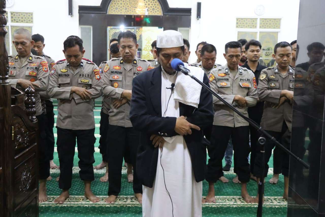 Shalat ghaib personel Polres Sidrap di Masjid Al-Ikhlas untuk korban unjuk rasa Jakarta.