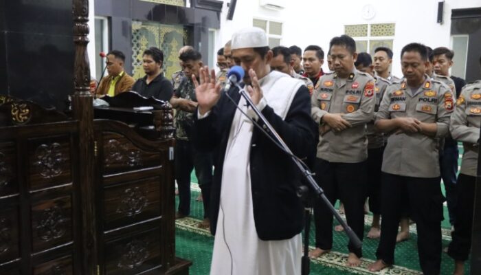Peduli  Terhadap Korban Unjuk Rasa, Polres Sidrap Lakukan Shalat Gaib Di Mesjid Al-Ikhlas