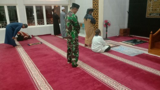Babinsa Kodim 1420/Sidrap bersama warga melaksanakan safari shalat subuh di masjid.