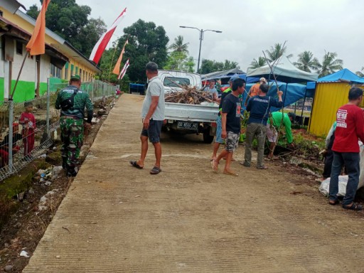 Batituud Koramil 05/Dua Pitue, Pelda Rusdi, bersama warga melaksanakan karya bakti membersihkan saluran air dan sampah di sekitar Lapangan H. Abidin Pido, Sidrap.