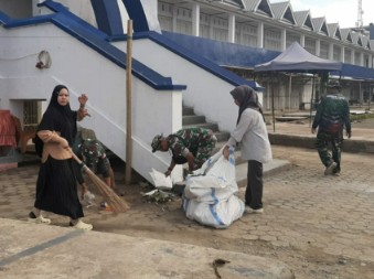 Babinsa 05 Dua Pitue dan warga gotong royong bersihkan area pasar.
