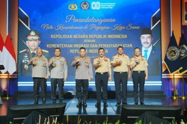 Kapolri saat penandatanganan MoU dengan Kementerian Imigrasi dan Pemasyarakatan.