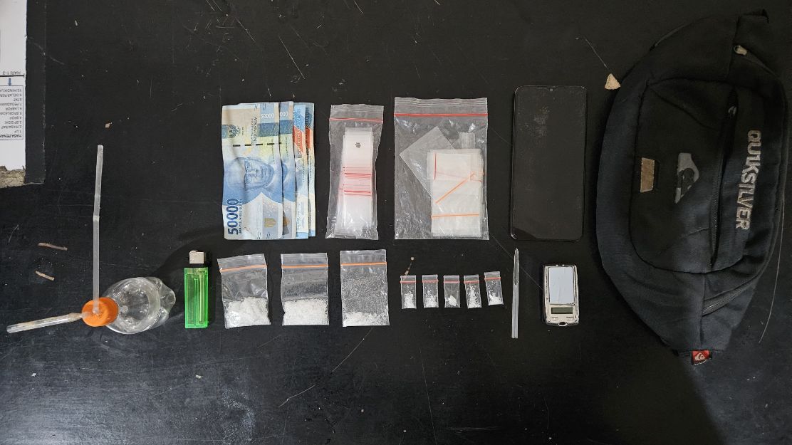 Barang bukti hasil pengungkapan kasus narkoba oleh Sat Narkoba Polres Simalungun, termasuk sabu, alat hisap, uang tunai, dan timbangan digital.