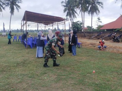 Babinsa Passeno pimpin gotong royong bersihkan lapangan jelang HUT RI ke-80 di Desa Passeno.