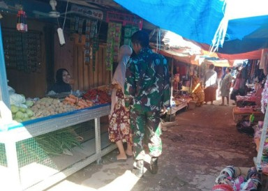 Babinsa 02/Tellu Limpoe memantau harga sembako di Pasar Sentral Amparita Sidrap.