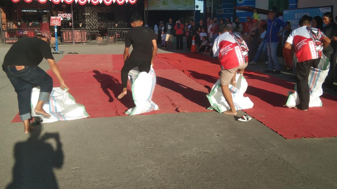 Peserta lomba lari karung di halaman SPBU Asepta meriahkan HUT RI ke-80 di Sidrap.