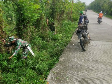 Anggota Koramil 05/Dua Pitue bersama warga lakukan Jumat Bersih di Pitu Riase.