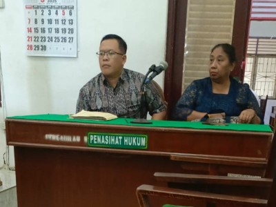 Dua orang duduk di meja penasihat hukum saat sidang perkara HKI terkait nama dan logo IWO di Pengadilan Negeri Medan.