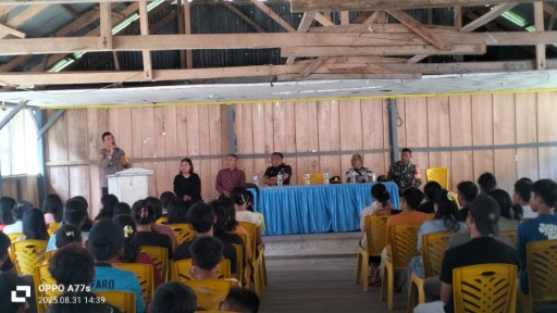 Kapolsek Lore Selatan Iptu I Made Putra Yasa memberikan sosialisasi bahaya narkotika kepada pemuda Desa Lengkeka, Poso.