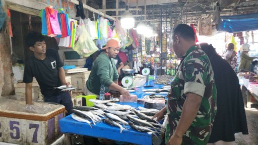 Babinsa memantau harga ikan di Pasar Sentral Pangkajene Sidrap