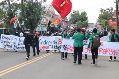 Massa aksi mahasiswa di Sidrap dikawal Kapolres Sidrap bersama personel Polres.