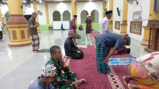 Babinsa ikut shalat subuh berjamaah bersama warga Sidrap di masjid.