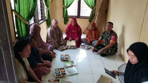 Babinsa Koramil 1420-04/Watang Pulu bersama warga dampingi distribusi makanan bergizi di Sidrap.