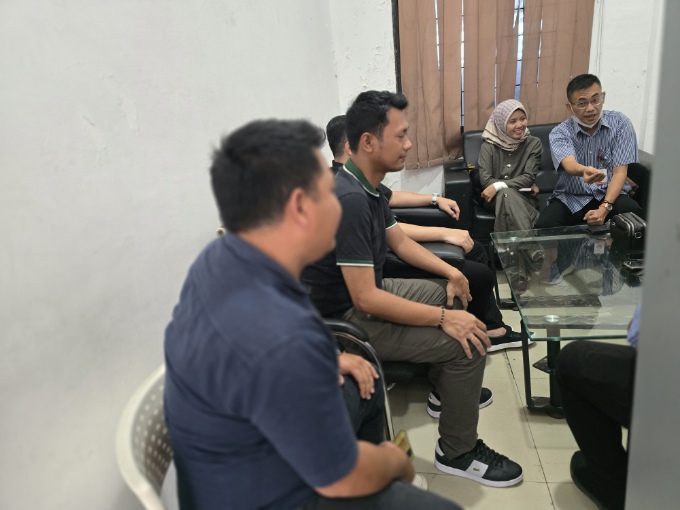 Pengacara bersama pihak terkait dalam mediasi restorative justice di Kejaksaan Negeri Belawan.