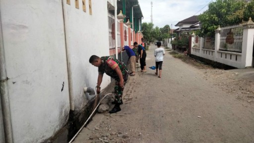 Babinsa Kelurahan Ulu Ale bersama santri gotong royong membersihkan saluran air masjid di Sidrap.