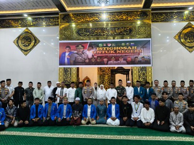 Dandim 1420/Sidrap Letkol Inf Awaloeddin bersama Forkopimda, mahasiswa, dan masyarakat menghadiri Istighosah di Masjid Al Ikhlas Polres Sidrap.