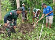 Babinsa Desa Kalosi Gandeng Petani Benahi Saluran Irigasi