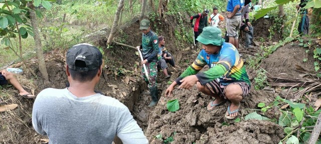 Babinsa Desa Kalosi bersama petani bergotong royong memperbaiki saluran irigasi di Desa Kalosi, Sidrap.
