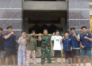 Babinsa Kelurahan Benteng Gandeng Mahasiswa Rawat Masjid