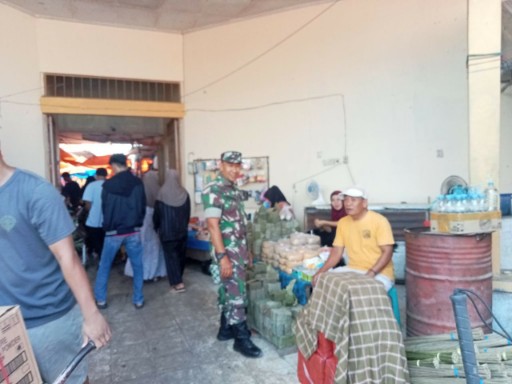 Babinsa memantau harga sembako di Pasar Sentral Rappang Sidrap.