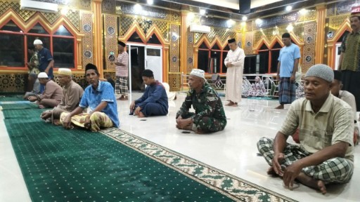 Babinsa bersama warga melaksanakan Safari Subuh berjamaah di masjid.