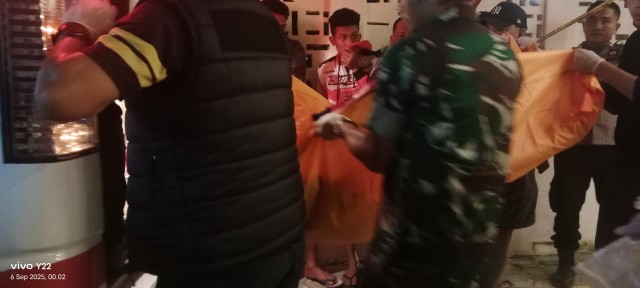 Petugas evakuasi jenazah wanita korban tewas di Wisma Grand Dua Pitue Sidrap