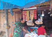 Babinsa Koramil 05 Dua Pitue Jaga Stabilitas Harga Pasar