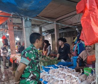 Babinsa Koramil 05 Dua Pitue monitoring harga sembako di Pasar Sentral Tanru Tedong Sidrap.