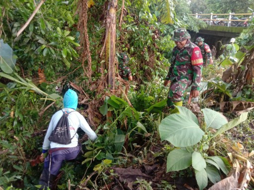 Personel Koramil 06 Panca Rijang bersama warga bersihkan sungai cegah banjir.