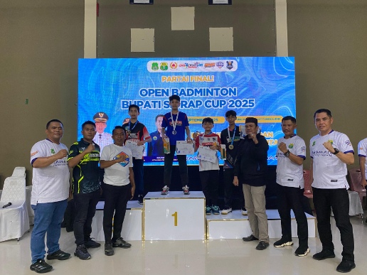 Penutupan Turnamen Badminton Bupati Sidrap Cup 2025 bersama Bupati Sidenreng Rappang dan para juara.