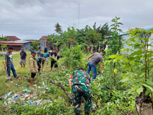 Babinsa Koramil 1420-07/Baranti bersama warga bersihkan area pasar dalam karya bakti.