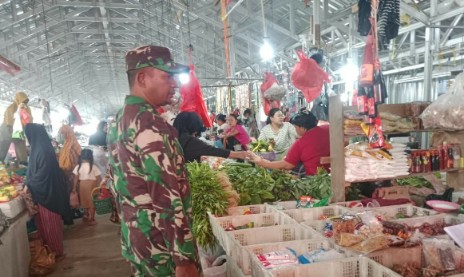Babinsa Awasi Stok Pangan, Ini Temuannya!
