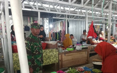 Babinsa Koramil 04/Watang Pulu pantau harga sembako di Pasar Tradisional Lawawoi Sidrap.
