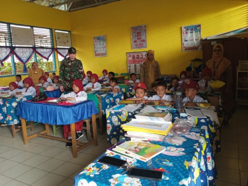 Babinsa mendampingi siswa sekolah dasar dalam program makan bergizi gratis di Sidrap.