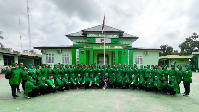 Anggota Persit Kartika Chandra Kirana Sidrap olahraga bersama di Makodim 1420/Sidrap.