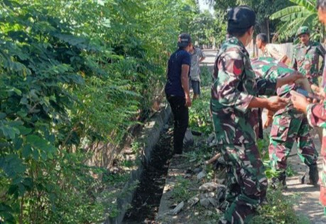 Anggota Koramil 01/Panca Lautang kerja bakti bersihkan parit bersama warga Desa Wanio Wattang.