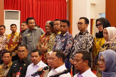 Pejabat Sidrap bersama Mendagri Tito Karnavian saat pengarahan kinerja APBD di Sulawesi Selatan.