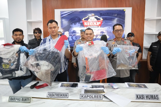 Kapolres Sidrap AKBP Fantry Taherong bersama jajaran tunjukkan barang bukti kasus pembunuhan MKP di Wisma Grand Dua Pitue.