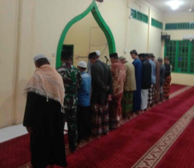 Babinsa Kodim 1420/Sidrap ikut salat subuh berjamaah bersama warga di masjid Kabupaten Sidrap.