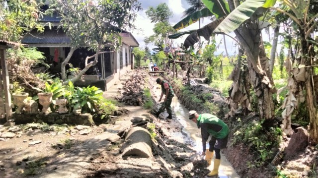 Babinsa Desa Cirociroe bersama petani kerja bakti membersihkan saluran irigasi di Dusun II, Kecamatan Watang Pulu, Sidrap.