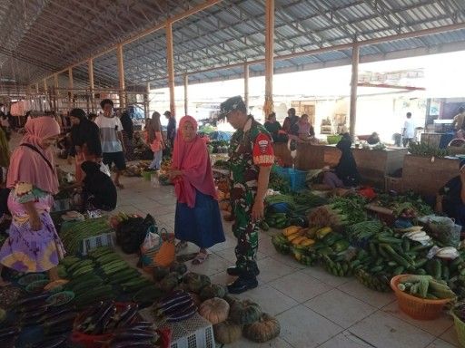 Babinsa Kelurahan Rappang pantau harga bahan pokok di Pasar Sentral Rappang Sidrap bersama pedagang.