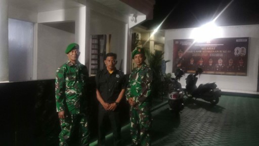 Babinsa Sidrap patroli malam jaga keamanan wilayah binaan.