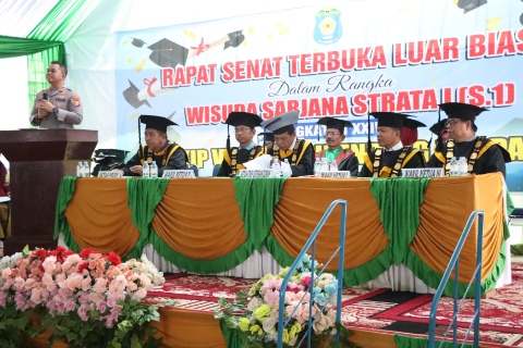 Kapolres Sidrap AKBP Fantry Taherong menyampaikan orasi ilmiah saat menghadiri wisuda STKIP Veteran Sidrap bersama jajaran senat kampus.