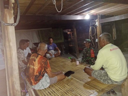 Babinsa Desa Lise Serda Raswadi berdialog dengan warga saat komsos dan siskamling malam di Sidrap.