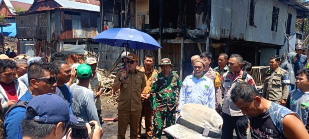 Bupati Jeneponto H. Paris Yasir meninjau lokasi kebakaran.