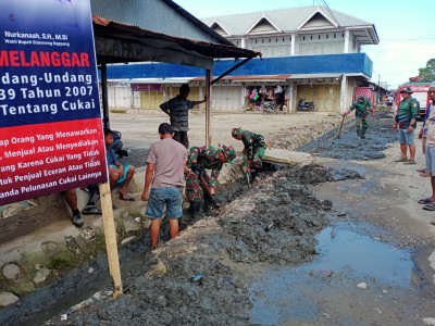 Babinsa Koramil 05/Dua Pitue bersama warga bersihkan saluran air di Jalan Seruni, Sidrap.