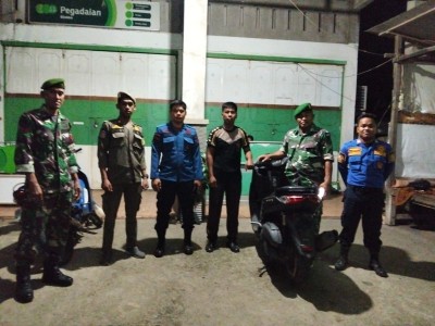Babinsa Koramil 1420-01 Panca Lautang bersama Satpol PP dan Damkar gelar patroli gabungan malam di Sidrap.