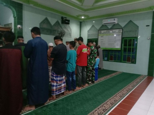 Babinsa Kodim 1420/Sidrap ikut salat subuh berjamaah bersama warga di masjid wilayah Sidrap dalam kegiatan safari subuh dan komunikasi sosial.