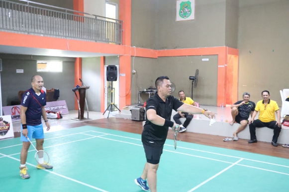 Kapolres Sidrap AKBP Fantry Taherong bermain bulutangkis bersama personel Polres Sidrap di GOR Usman Isa.